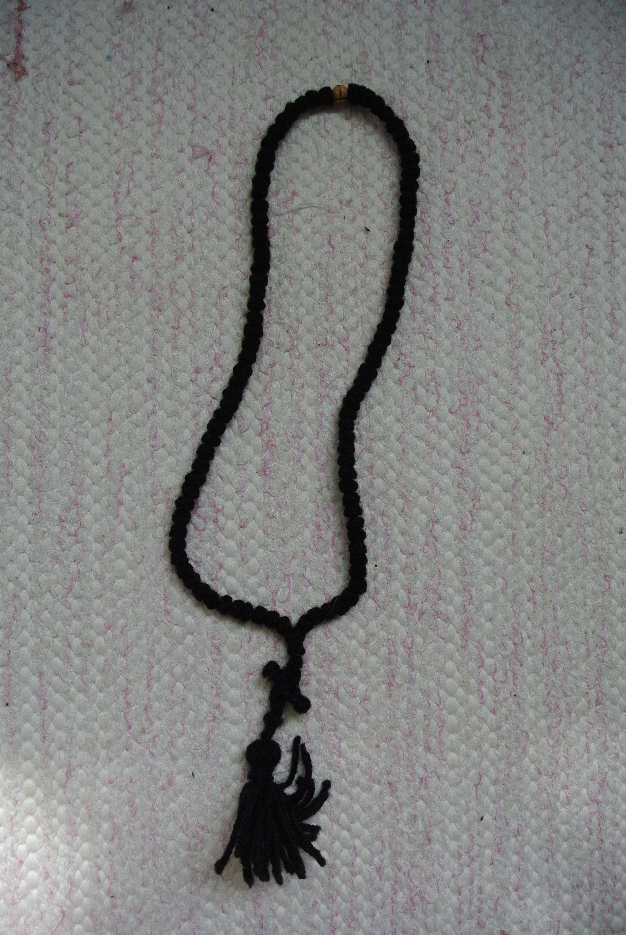 Pitkä musta rukousnauha 3:lla puuhelmellä